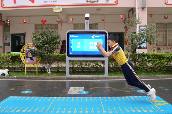 学生正在进行跳远