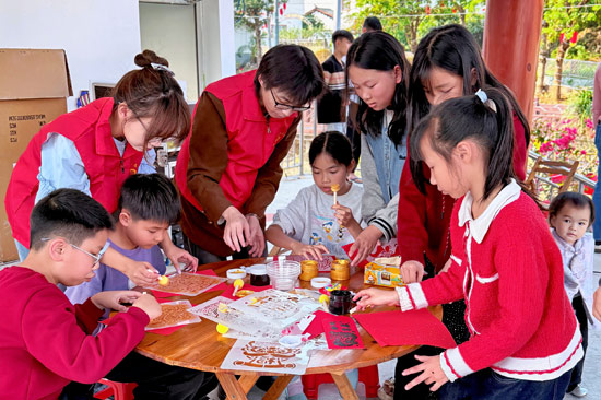 手工制作现场。田林县委宣传部供图