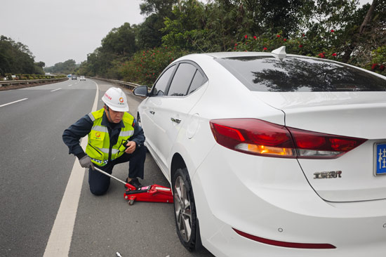 國門高速排障鐵軍隊員幫助社會車輛更換輪胎。劉承繼攝