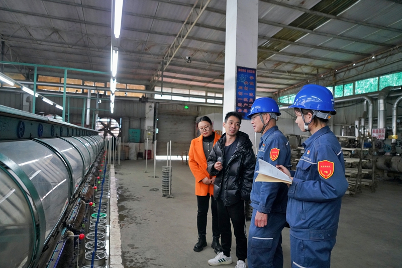 柳州柳城供电局党员服务队走访了解企业复工复产情况和用电需求。蒙玉彬摄