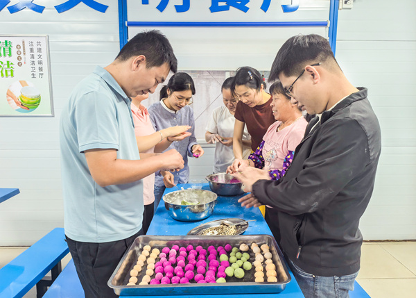 項目員工一起包湯圓。中國一冶供圖