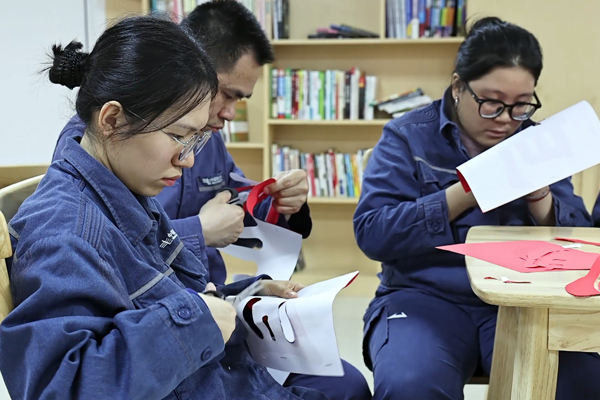 “南網青年愛非遺”剪紙主題活動。伍科全攝