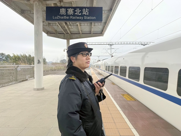 苏玉娟在站台接发列车。韦向奎摄