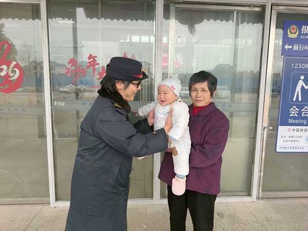 苏玉娟与家人在车站。韦向奎 摄.jpg