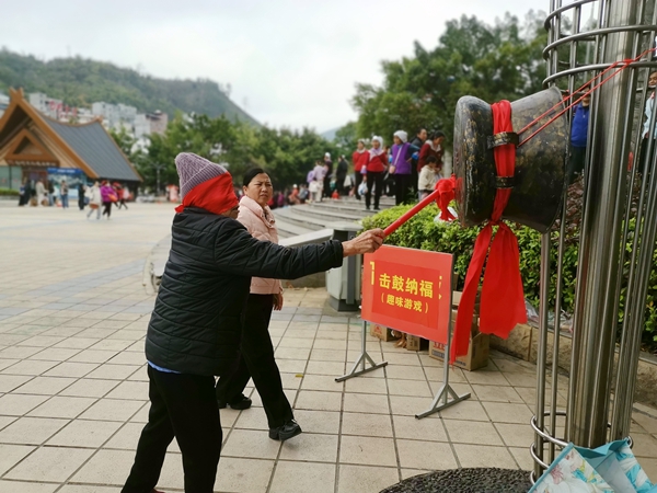 蒙眼击鼓活动现场。