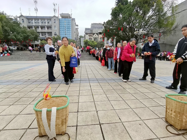 抛绣球活动现场。