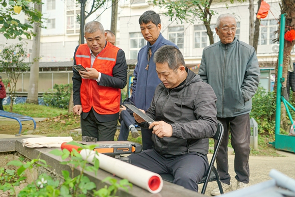华强志愿服务队为居民打磨刀具。宋彤波摄