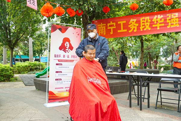 华强志愿服务队为居民理发。宋彤波摄