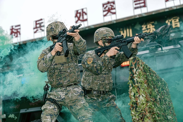 官兵正在进行双人战术协同。何其骏摄