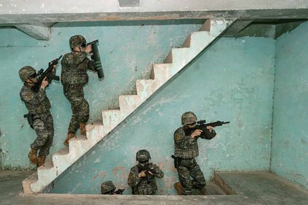 官兵进行小组交替掩护搜索目标。何其骏摄