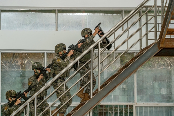 官兵利用地形搜索接近目标。何其骏摄