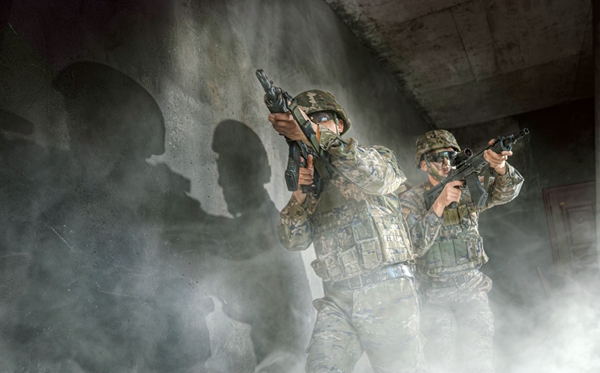 官兵掩护队友追击目标。何其骏摄