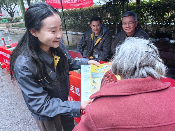 志愿者们正在为居民提供燃气服务
