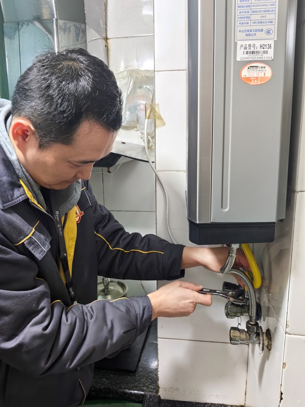 志愿者正在为居民更换热水器阀门