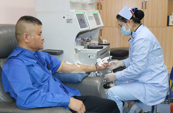 “的哥”陈业荣参与活动已有10年，献血量达到3100毫升