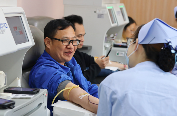 老面孔“的哥”乃武已连续21年参与“无偿献血 免费乘车“活动