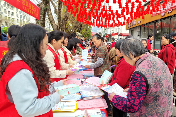 活动现场，工作人员向群众发出学习雷锋的志愿服务倡议。盘姝吚摄