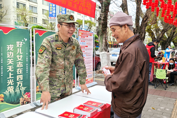 八步区城东街道武装部工作人员在现场耐心解答征兵政策。盘姝吚摄