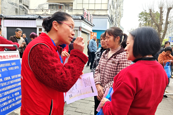 工作人员在向群众进行中医生命急救三分钟技能宣传。盘姝吚摄