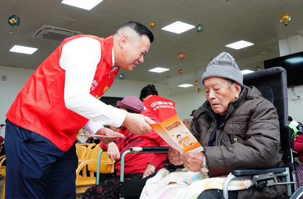 平安产险广西分公司党委委员、副总经理李明顺为长者讲解金融反诈知识。平安产险广西分公司供图