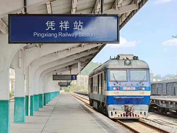 春运期间跨境列车有序进出境。