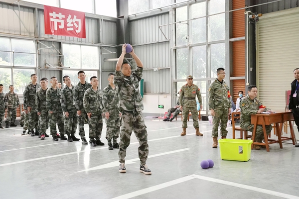 应征青年正在进行体侧。卓芊余摄