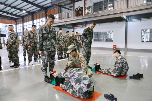 应征青年正在进行体侧。邹庆林摄