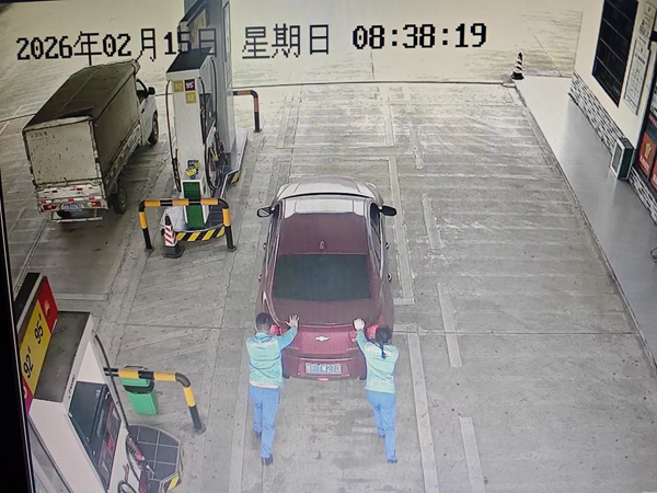 監控拍下的推車身影