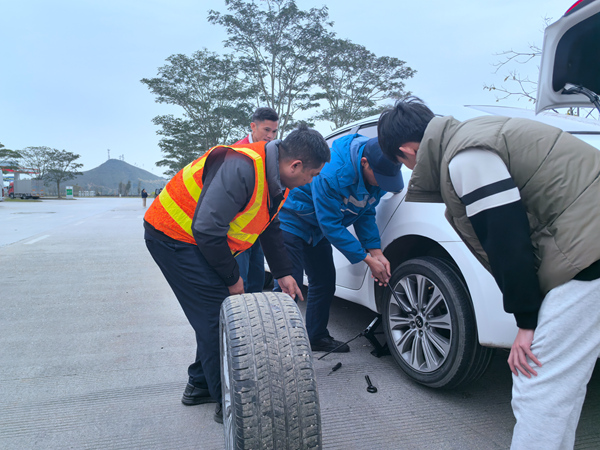 幫助更換輪胎_副本