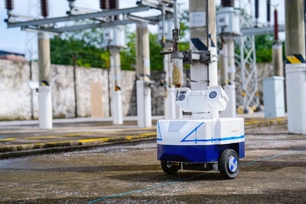 智能巡检车在铁路变电所内开展自主巡检作业。