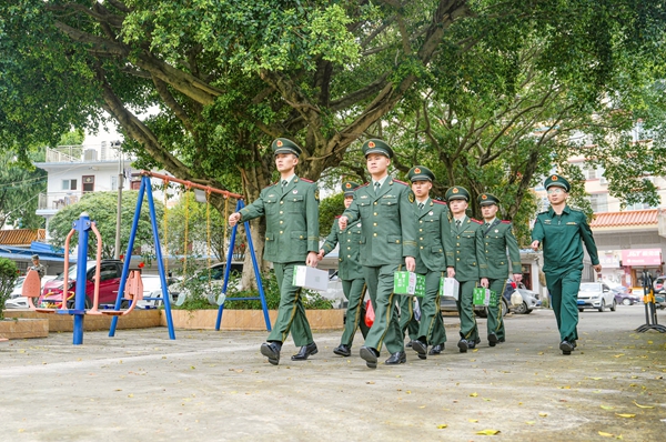 官兵前往驻地光荣院。马文杰摄