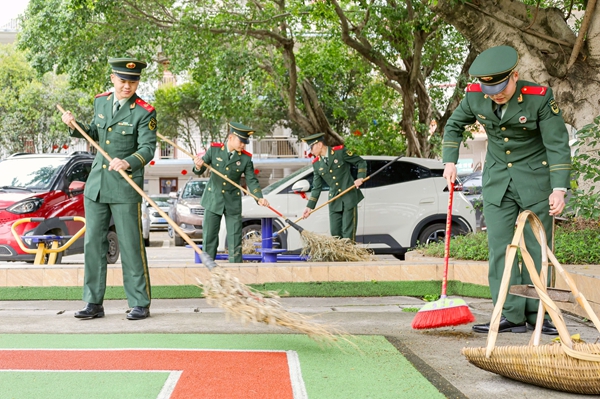 官兵义务打扫庭院。陈名利摄