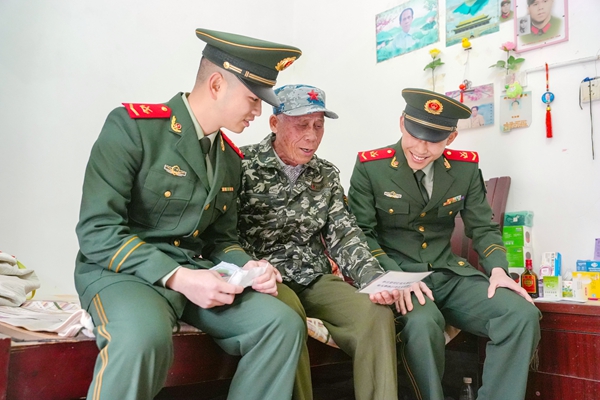 老人给官兵讲述参军经历。赖治华摄