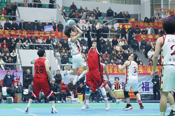 双方球员在场上奋力拼搏，挥洒汗水。