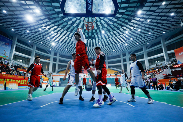 球员高高跳起，完成进攻。