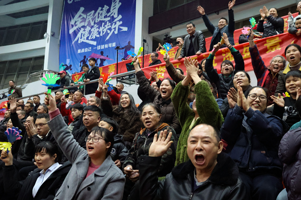 沈滩村的观众席上，大家正在为本村的队伍加油呐喊。（潘孟阳）