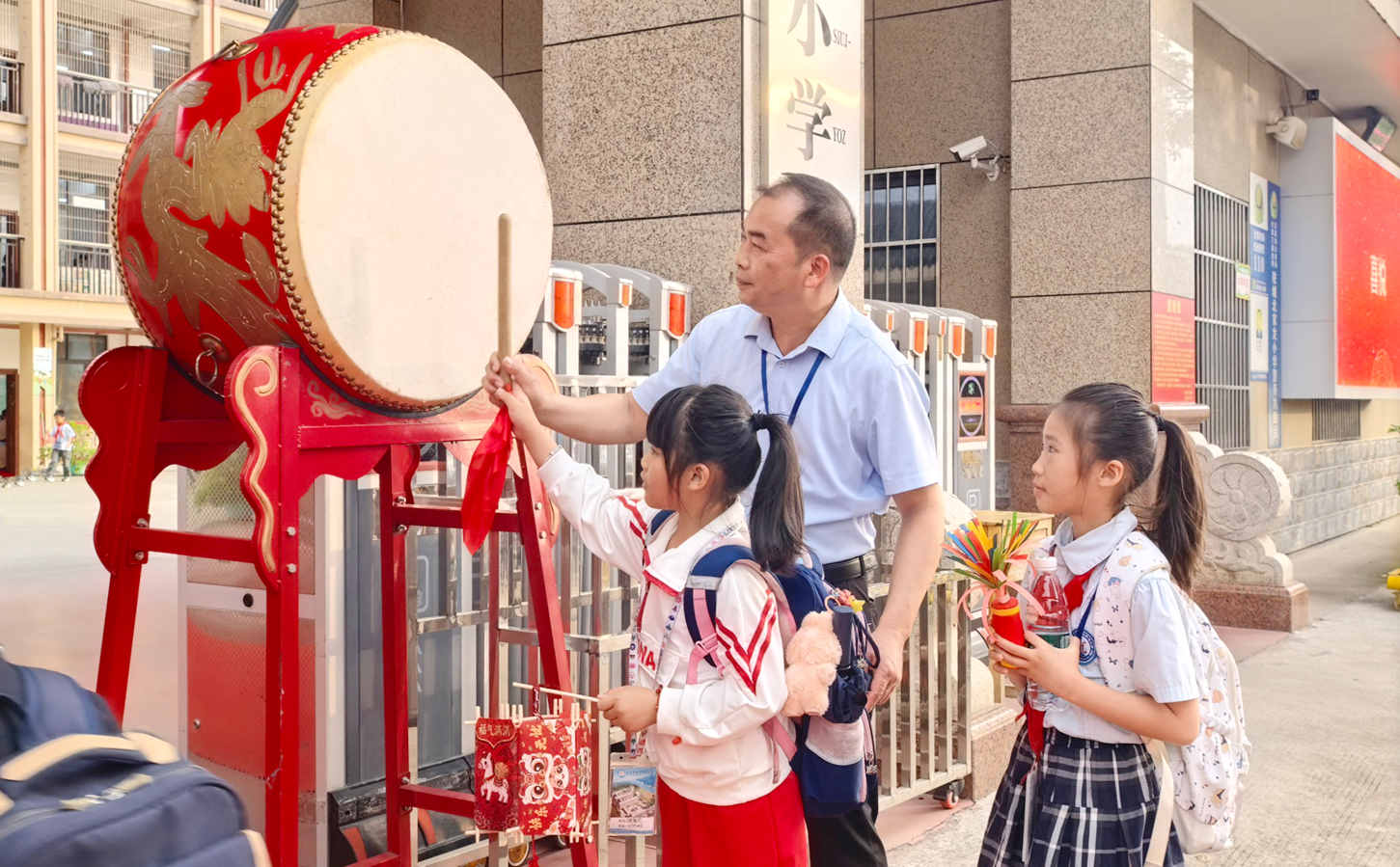 城北家龙小学击鼓明志。北流市教育局供图