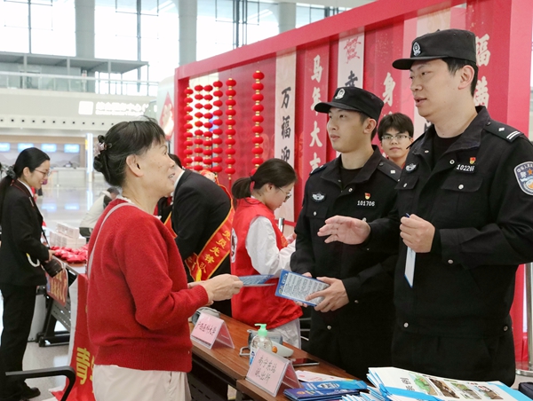铁路民警在活动现场开展反诈宣传。麦竹娴摄