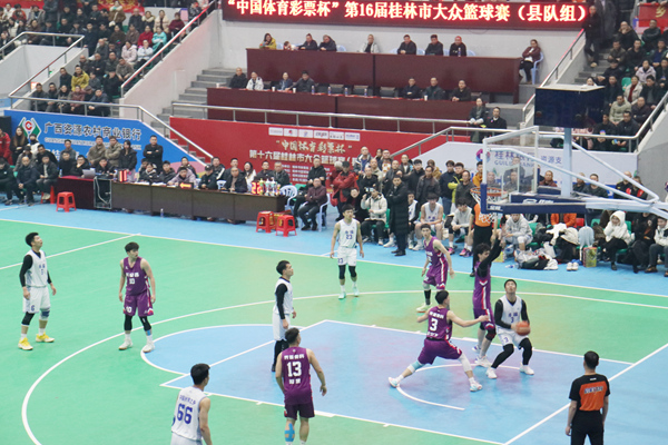 在决赛中，永福队和兴安队全力拼搏，勇夺桂冠。