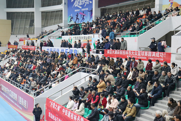 现场座无虚席，气氛热烈而浓厚。