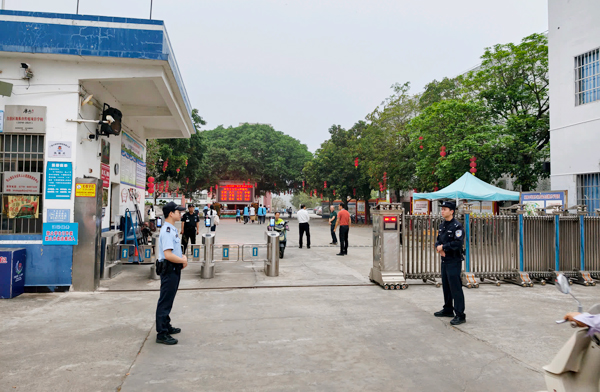 南康派出所民警站好“护学岗”