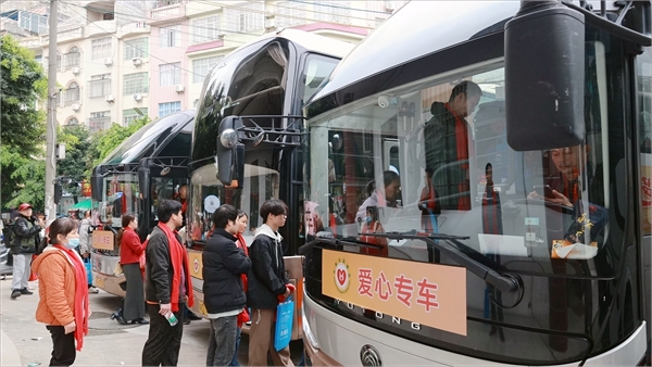 务工人员乘坐公益大巴。朱春婷