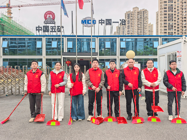 貴港-玉林項目片區團支部對項目駐地及施工現場進行清掃。中國一冶供圖