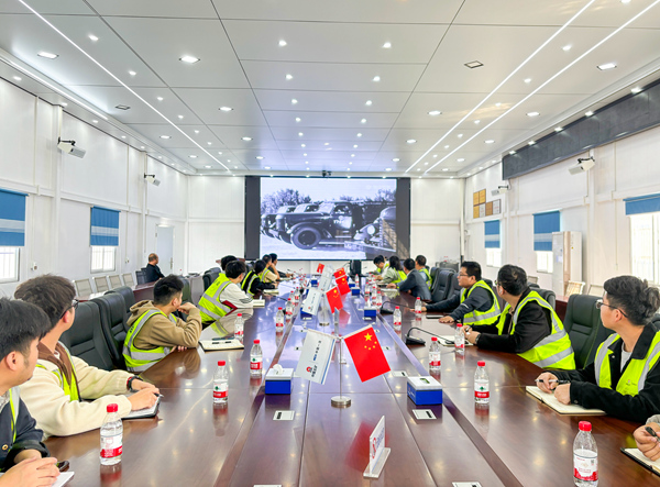 羅鹿高速項目團支部集中觀看電影《雷鋒》。中國一冶供圖