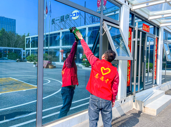 南寧項目片區團支部組織青年志願者開展項目部環境整治志願行動。中國一冶供圖