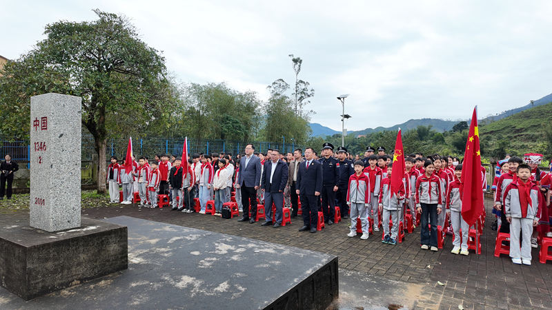 活動現場，全體人員齊唱《學習雷鋒好榜樣》。防城港邊境管理支隊供圖