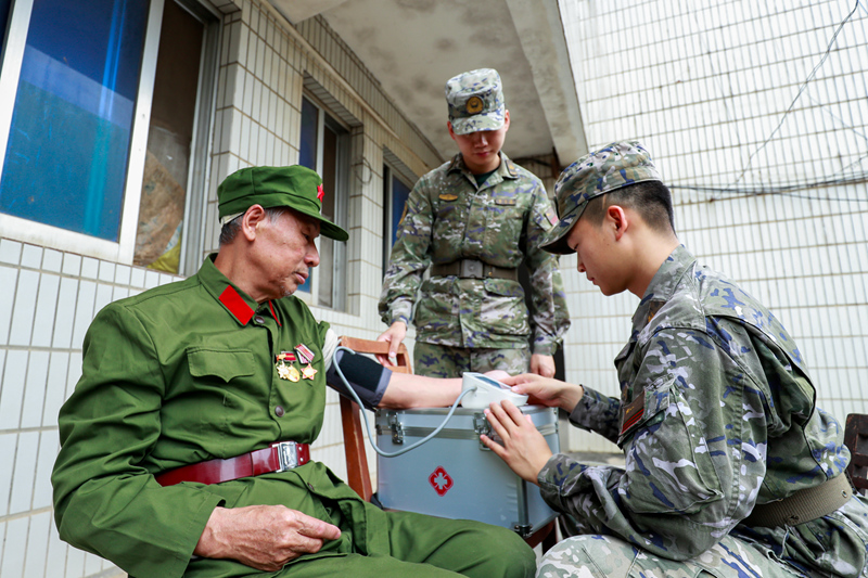 官兵为老兵测量血压。许校旗摄