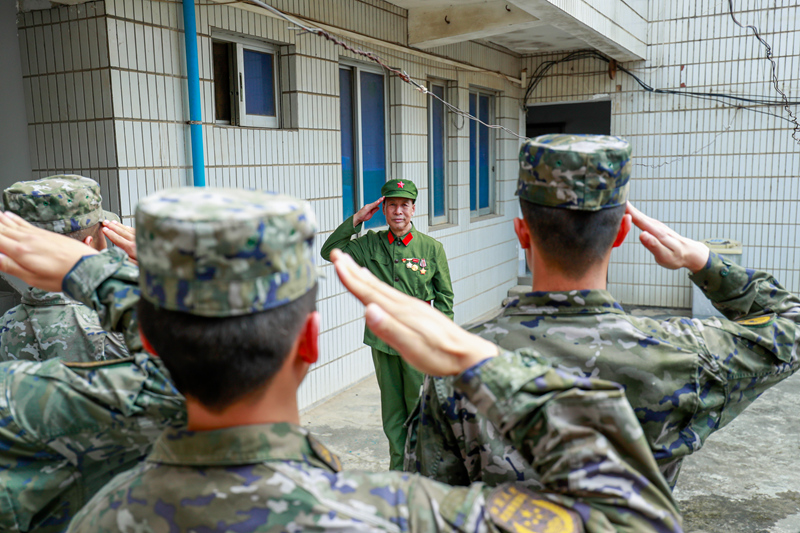 老兵与官兵敬礼告别。温羽华摄