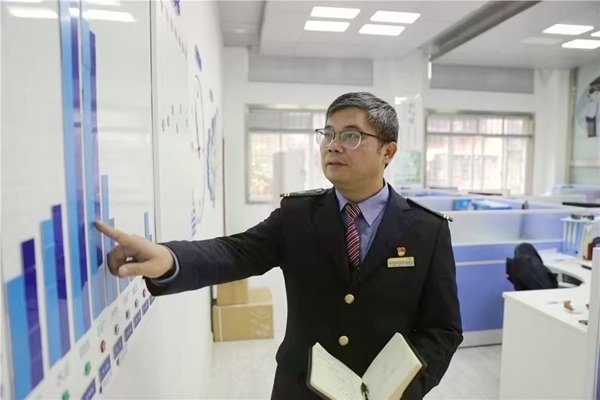 蔡勇波制定运输方案。