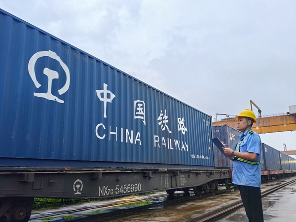 于迪恺在南宁国际铁路港104线核对车号箱号。